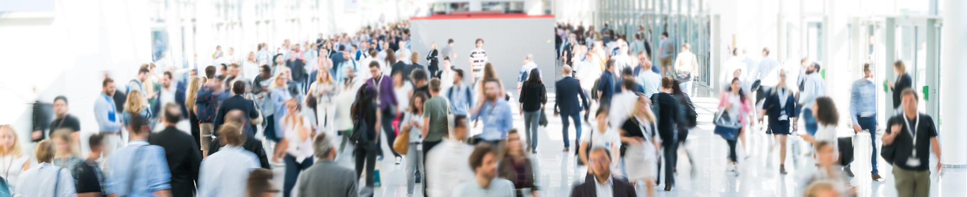 Folla di persone alla fiera
